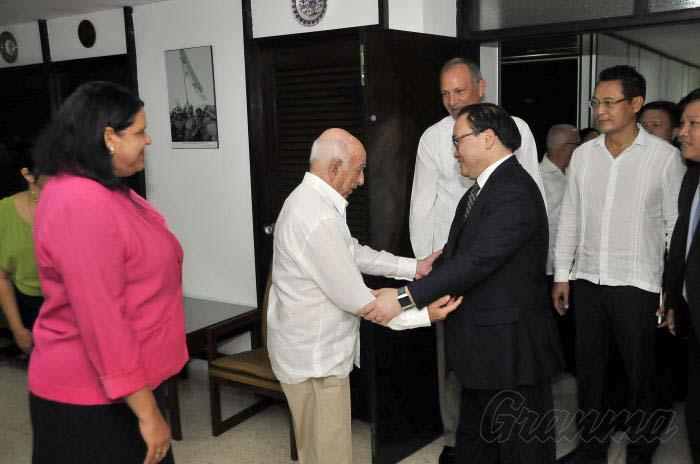 José Ramón Machado Ventura, Segundo Secretario del Comité Central del Partido Comunista de Cuba y lo acompaña Mercedes López Acea mienbro del Buro Politico y del Secretariado del Comité Central del Partido Comunista de Cuba y reciben a Hoang Trung Hai miembro del Buro Politico del Comite Central del Partido Comunista de Vientnam y secretario del PCV en Hanoi.