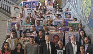 El presidente de Mexico Andrés Manuel López Obrador con familiares de los 43 normalistas desaparecidos en Iguala en 2014