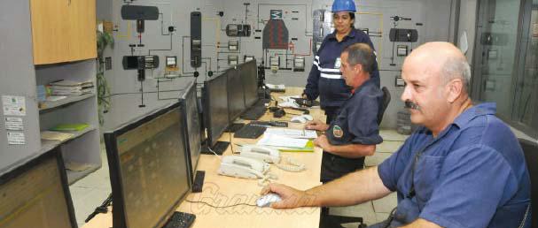 Ingenieros junto a obreros en la sala de Control De la Plante de refinado del crudo de la Refinería Ñico López. Las afectaciones están previstas para durar por un breve período de tiempo.