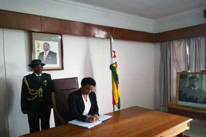 La vicepresidenta del Consejo de Estado y de Ministros de Cuba, Inés María Chapman, rinde homenaje en Zimbabwe al expresidente y padre fundador de esa nación africana, Robert Mugabe. Foto: PL