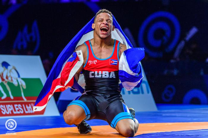 Borrero celebra la victoria que lo convirtió en doble campeón mundial. 