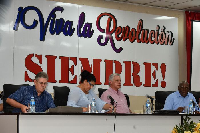 El Presidente destacó como experiencia aportadora de Artemisa la ubicación de parte del personal de las bases de transporte como inspectores. 