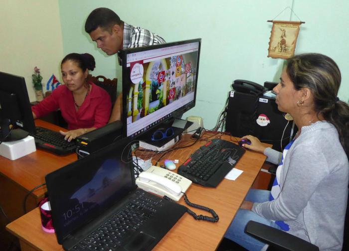 El equipo de jóvenes que atiende el Portal del Ciudadano en Camagüey aprovecha todas las oportunidades a su alcance para lograr una mayor interacción con el pueblo. Foto del autor 