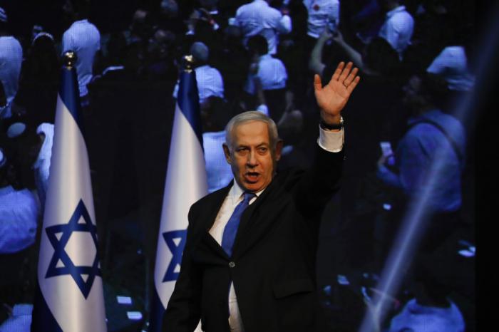 El primer ministro israelí, Benjamin Netanyahu, saluda a sus simpatizantes en la sede de un partido tras las elecciones en Tel Aviv, Israel, el miércoles 18 de septiembre de 2019. 