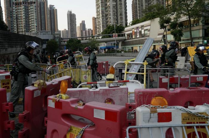 Policías antidisturbios retiran una barricada en Tuen Mun, Hong Kong, China, el 21 de septiembre de 2019. 