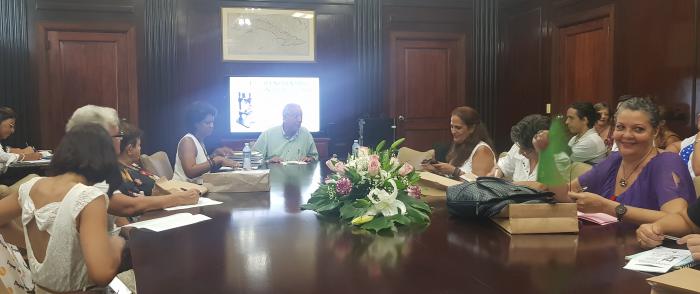 Eduardo Torres Cuevas con los participantes del Encuentro. 