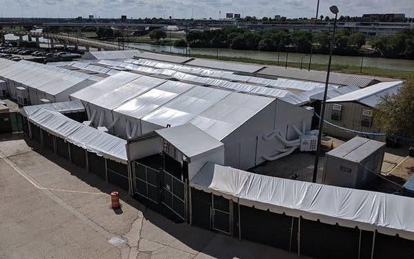 Tribunales migratorios en carpas en Laredo, Texas, en la frontera suroeste de Estados Unidos.
