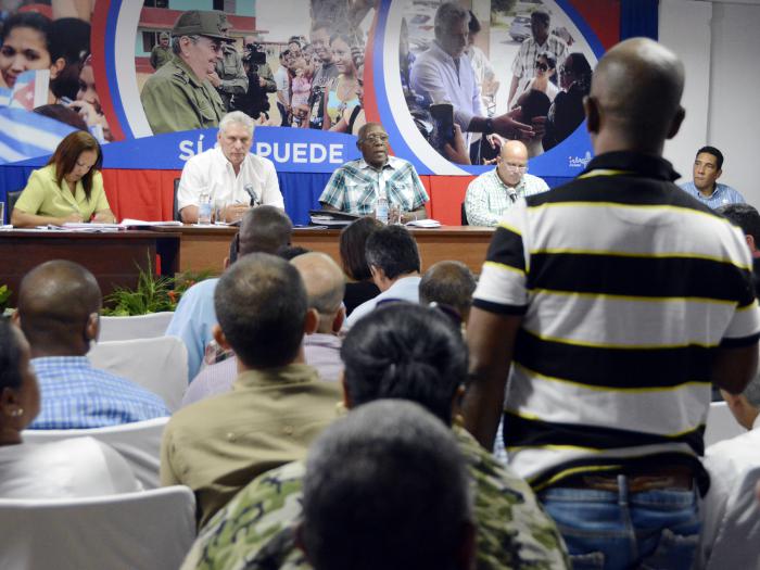 El Presidente Díaz-Canel exhortó a crecer en exportaciones, cumplir los planes, disminuir importaciones y mantener la cultura del ahorro, aunque mejoren las disponibilidades de combustible. foto: estudios revolución