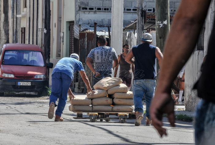 ¿Cómo llega a los especuladores esta mercancía, necesitada por los capitalinos? Foto: Granma
