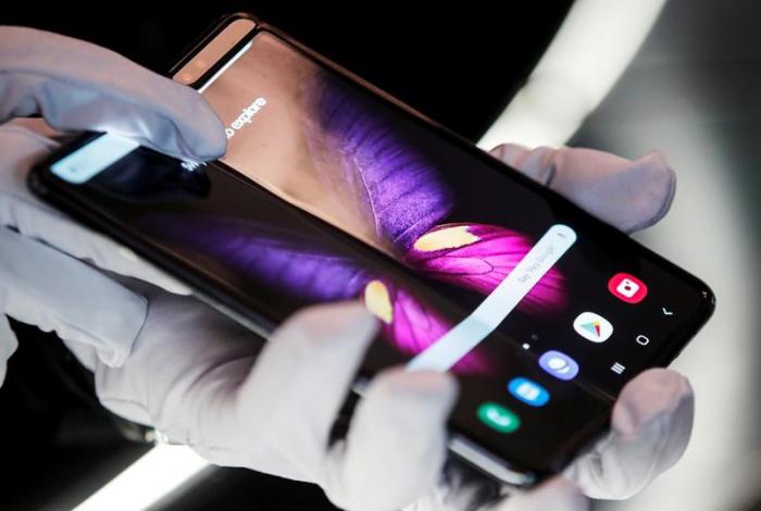 FOTO DE ARCHIVO. Una dependienta muestra el nuevo teléfono móvil Fold 5G de Samsung en Berlín. Septiembre 6, 2019