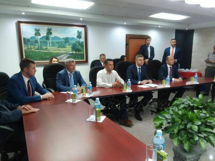 Delegación presidida por Oleg Belozerov, director de Ferrocarriles de Rusia durante el encuentro con Eduardo Rodríguez Dávila, ministro del transporte en Cuba.