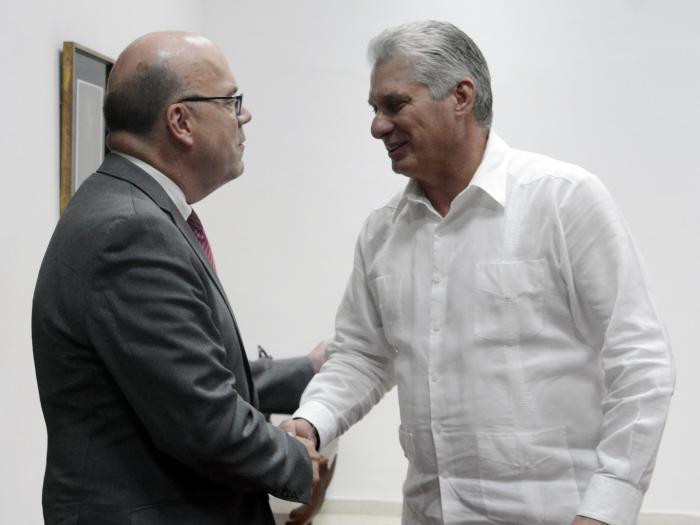 Durante el encuentro intercambiaron sobre las relaciones entre ambos países y otros temas de interés común.