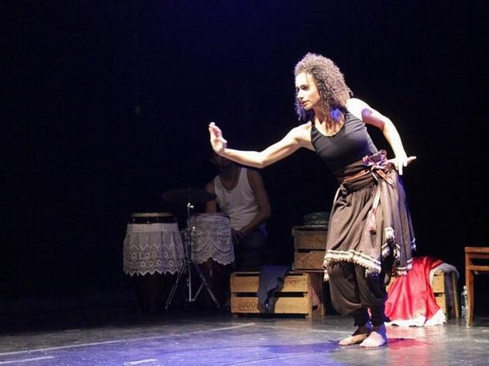 Daniele Santana, actriz del grupo teatral brasileño Contadores de Mentira