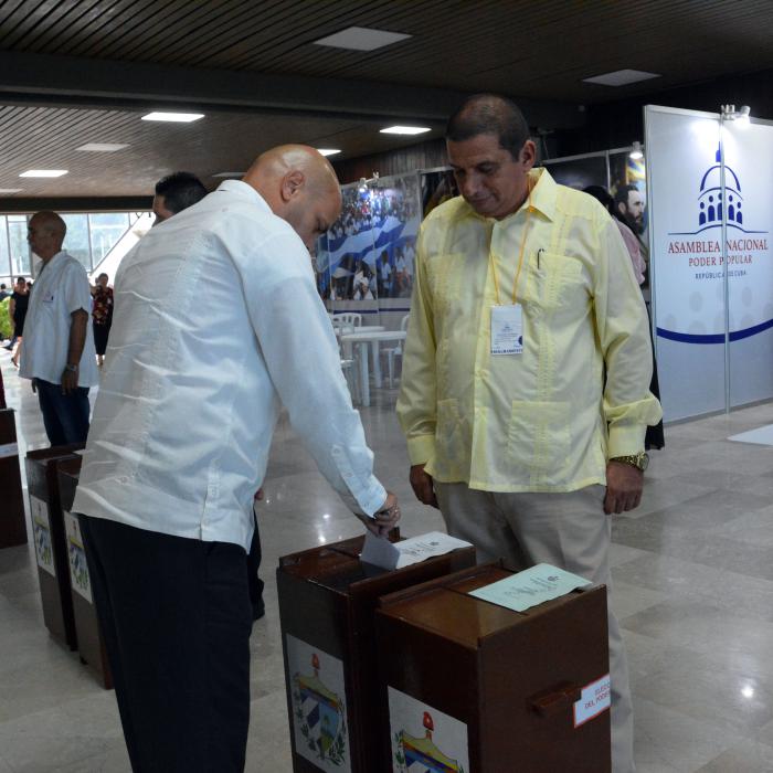 Cuarta sesión extraordinaria de la IX Legislatura de la Asamblea Nacional del Poder Popular, presidida por el General de Ejército Raúl Castroi Ruz, primer secretario del Comité Central del Partido, Miguel Díaz-Canel Bermúdez, Presidente de los Consejos de Estado y de Ministros, Esteban Lazo Hernández, presidente de la ANPP.