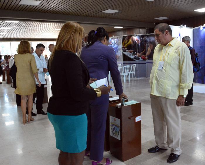 Cuarta sesión extraordinaria de la IX Legislatura de la Asamblea Nacional del Poder Popular, presidida por el General de Ejército Raúl Castroi Ruz, primer secretario del Comité Central del Partido, Miguel Díaz-Canel Bermúdez, Presidente de los Consejos de Estado y de Ministros, Esteban Lazo Hernández, presidente de la ANPP.