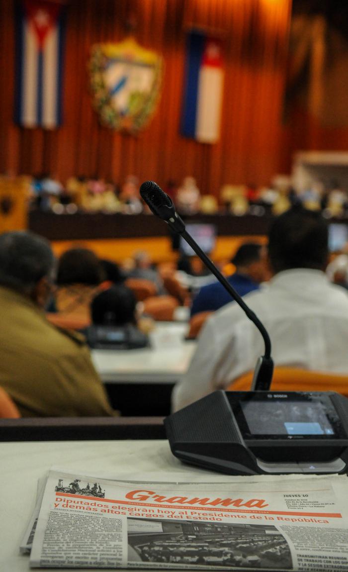 Cuarta sesión extraordinaria IX Legislatura de la Asamblea Nacional en erl Palacio de Convenciones, Presidido por El Presidente de los Consejos de estado y de Ministros Miguel Díaz Canel Bermúdez, el Primer secretario del PCC General de Ejercito Raul Castro Ruz y Estaban Lazo Hernández, Presidente de la ANPP, elecciones del Consejo de estado y presidencia de la ANPP