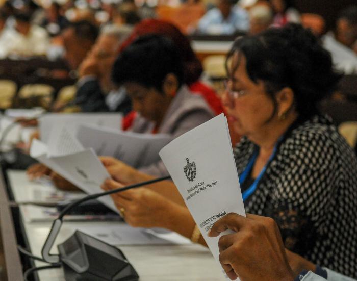 Cuarta sesión extraordinaria IX Legislatura de la Asamblea Nacional en erl Palacio de Convenciones, Presidido por El Presidente de los Consejos de estado y de Ministros Miguel Díaz Canel Bermúdez, el Primer secretario del PCC General de Ejercito Raul Castro Ruz y Estaban Lazo Hernández, Presidente de la ANPP, elecciones del Consejo de estado y presidencia de la ANPP
