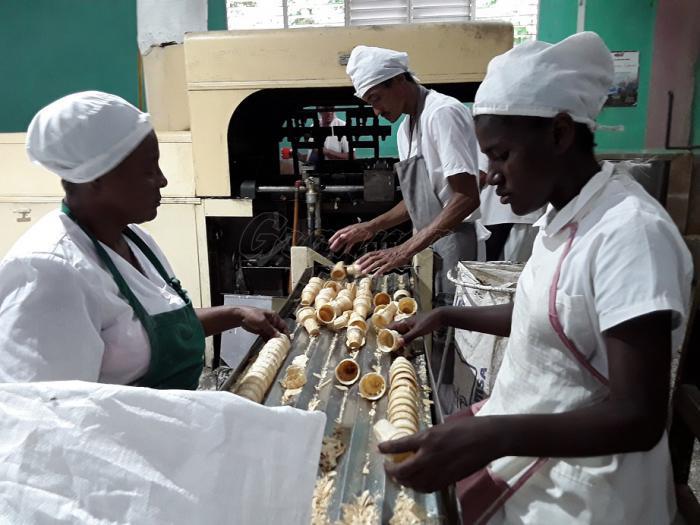 Diariamente se producen más de 17 000 barquillos para helados. Fotos del autor