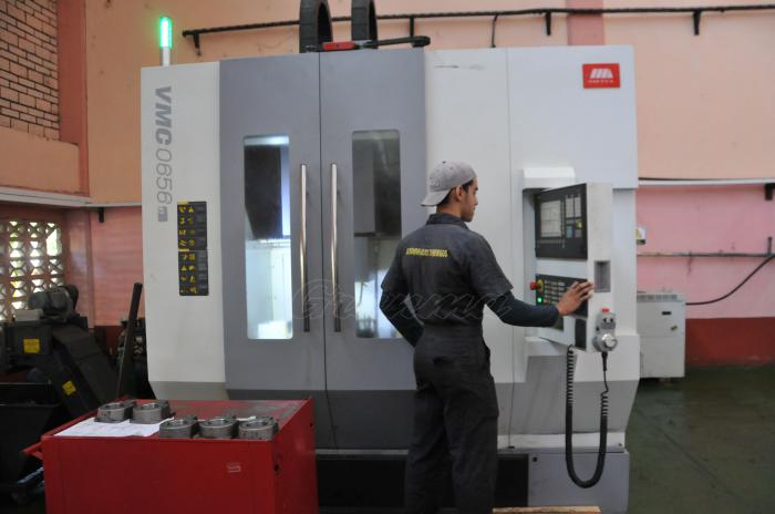 El ámbito profesional está asociado hoy a las rutinas impuestas por la digitalización en la Oleohidráulica Cienfuegos. Foto del autor
