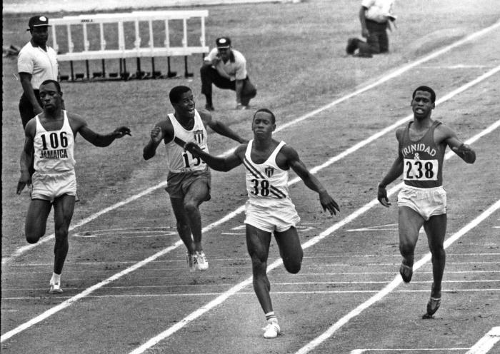 Enrique Figuerola (al centro) también ganó plata en el 4x100 en México-1968, y fue el deportista más destacado de la década de los 60.
