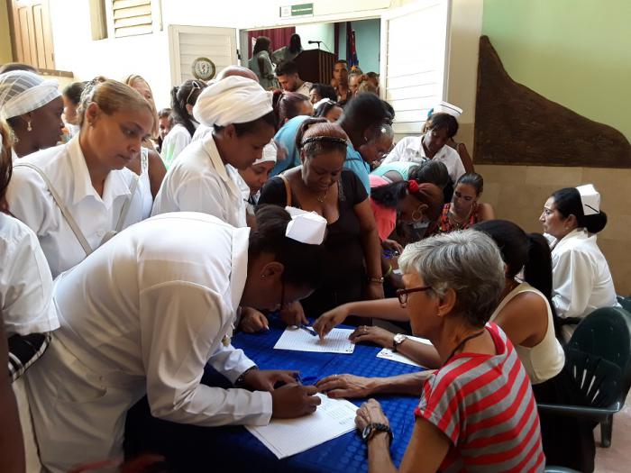 Trabajadores santiagueros exigieron con sus firmas la liberación de Lula da Silva. Foto del autor.