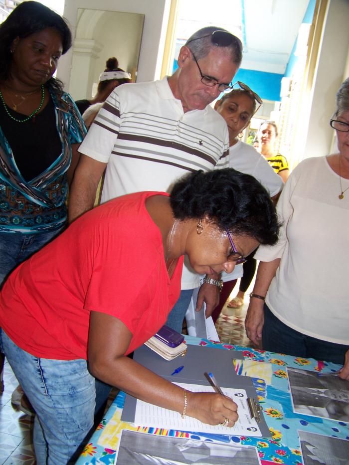 En la sede del ICAP en Cienfuegos el pueblo reclamó que cese ya el injusto encierro. 

