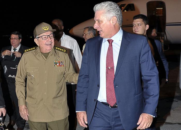 Recibió Raúl a Díaz-Canel a su regreso de México