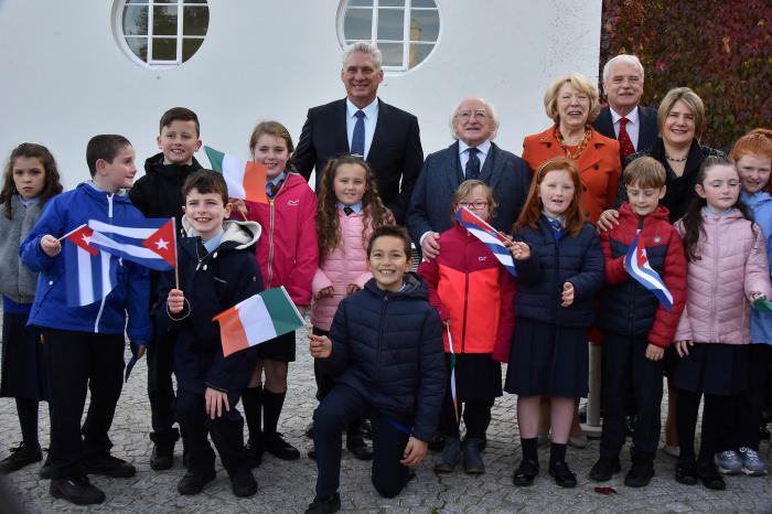 Díaz.Canel con niños en Irlanda