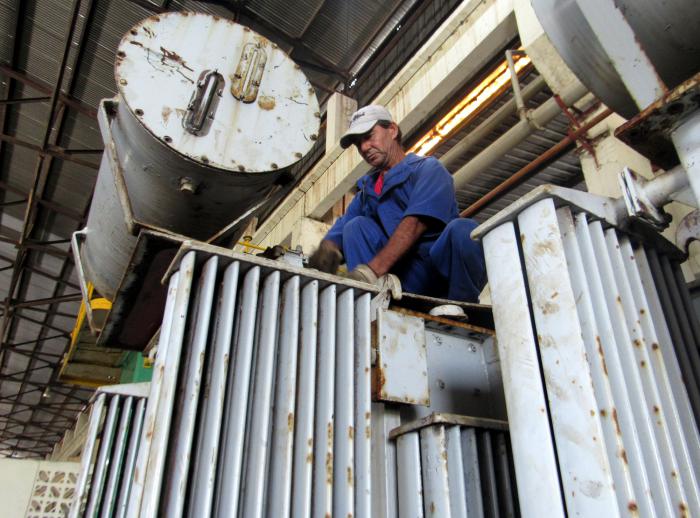 La fábrica de motores eléctricos de Cacocum extrae láminas de acero al silicio de transformadores en desuso. Lo hace para mantener la producción y garantizar salarios. Foto: germán veloz placencia