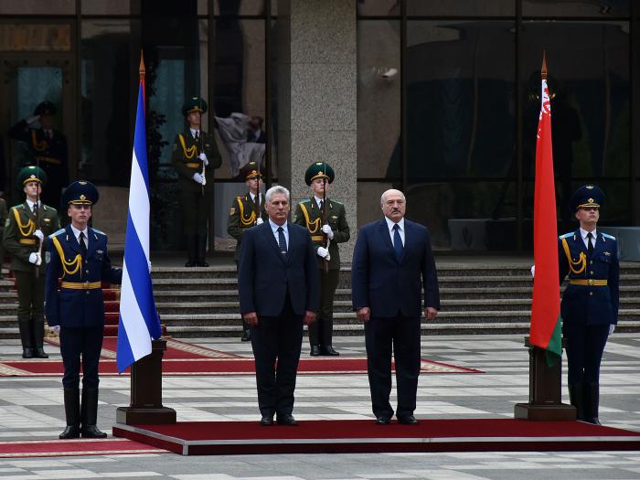 El presidente cubano fue recibido por el presidente bielorruso Alexander Lukashenko
