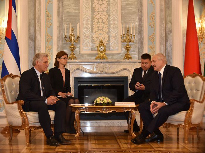 El presidente cubano fue recibido por el presidente bielorruso Alexander Lukashenko