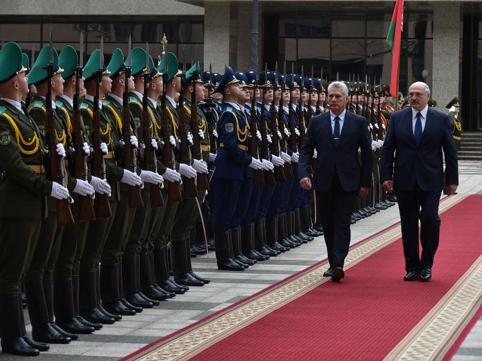 El presidente cubano fue recibido por el presidente bielorruso Alexander Lukashenko