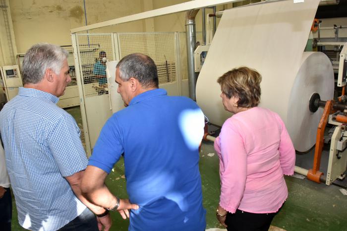 Como parte de la segunda visita gubernamental del Consejo de Ministros a la provincia de Matanzas en abril de 2019, el Presidente cubano Miguel Díaz-Canel comenzó su programa de trabajo en la Empresa de Productos Sanitarios (Prosa). Foto: Estudios Revolución