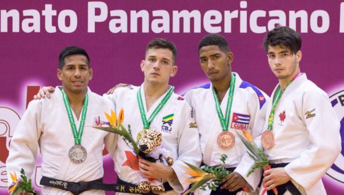 Polanco, tercero de izquierda a derecha, cuando también ganó bronce en el Campeonato Panamericano de Lima 2019.