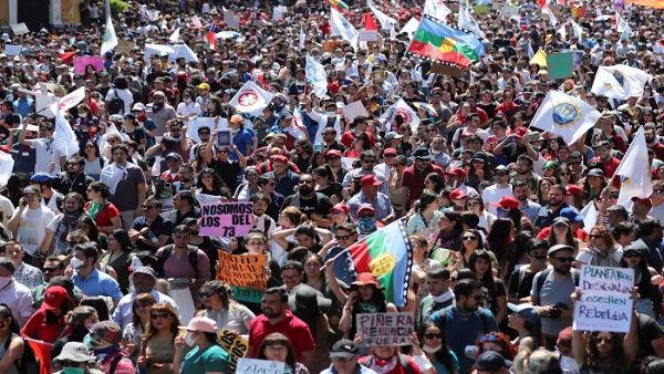 «No es por 30 pesos, es por 30 años», consigna repetida por los chilenos tras años de abusos por parte de gobiernos que no han respondido a la mayoría empobrecida. 