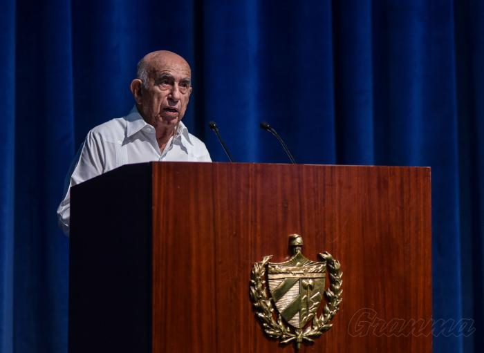 Acto Político cultural por el Aniversario 60 de la fundación del MINFAR, las Milicias Nacionales  y la desaparición física del Comandante Camilo Cienfuegos presidieron José Ramón Machado Ventura (podio palabras centrales), Segundo Secretario del Comité Central del Partido Comunista de Cuba, y por Salvador Valdés Mesa, Vicepresidente de la República, en la sala Universal del MINFAR
