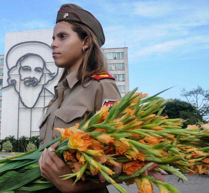 Camilo vive y triunfa junto a su pueblo.