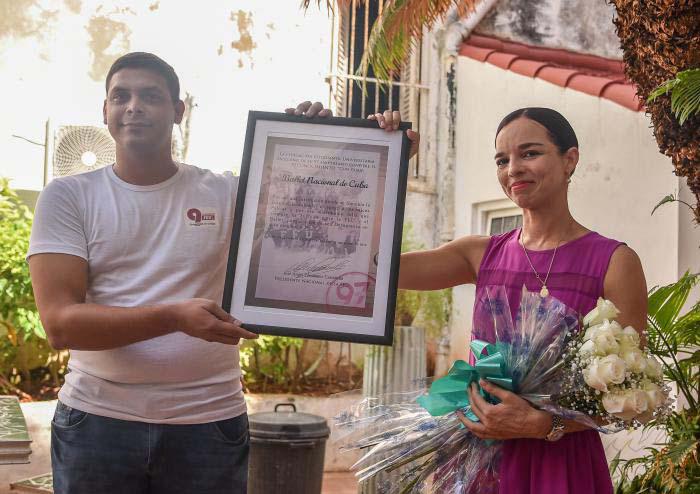 José Ángel Fernández Castañeda, presidente de la feu, entregó el reconocimiento a Viengsay Valdés.