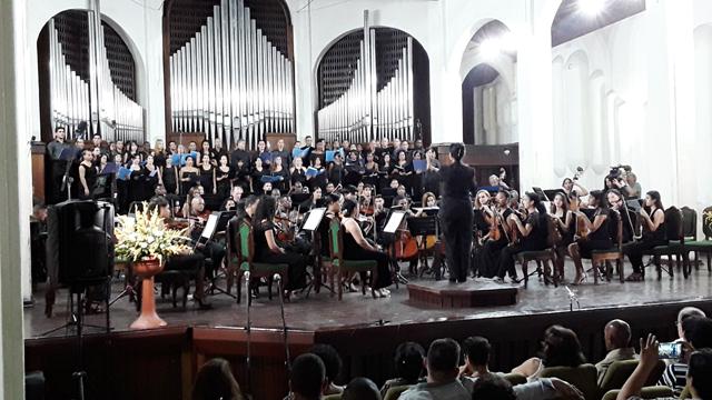 Orfeón Santiago, coro Madrigalista, coro de cámara Música Áurea y la Orquesta Sinfónica de Oriente se unieron bajo la dirección de la maestra Daria Abreu para interpretar Lemas y poemas, de Roberto Valera, dedicada a Fidel. 