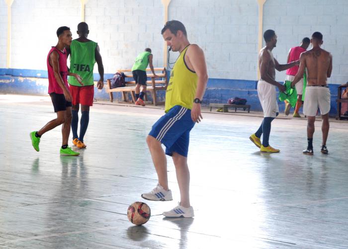 Entrenamiento del equipo nacional de Fútbol Sala, ene l Cerro Pelao. Al centro de la foto el técnico Isben Román. La Habana, Cuba.