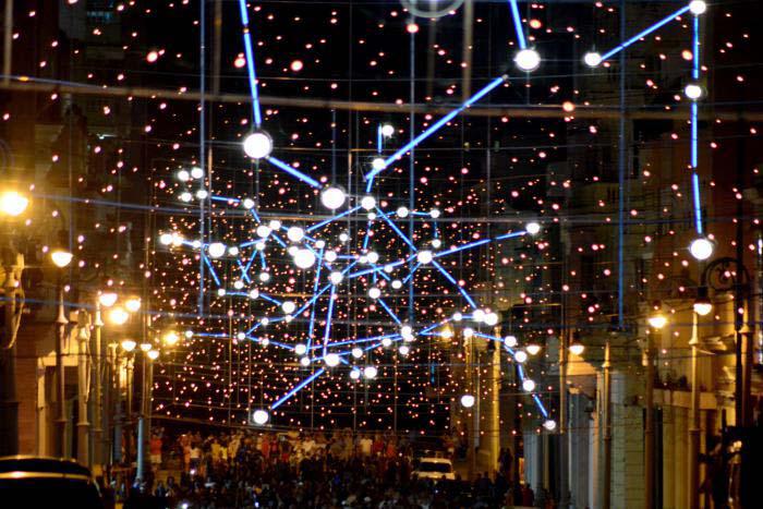 Iluminada la calle Galiano por donación de luces desde Italia.