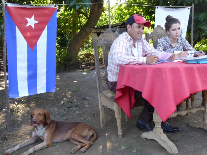 Mientras el delegado conduce la asamblea, Olibeisy deja constancia del debate en acta. Foto del autor
