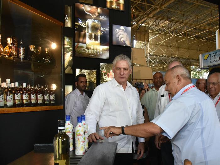 El Presidente Miguel Díaz-Canel Bermúdez recorrió el stand cubano de la 37 Feria Internacional 
de La Habana. Foto: estudios Revolución
