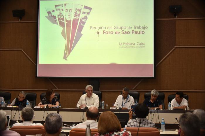 Díaz-Canel insistió en que debemos articular estrategias para hacer frente a la guerra cultural y mediática con la que pretenden someter a nuestros pueblos. Foto: Estudios Revolución