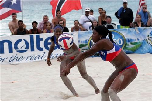 La dupla de Leila-Maylén durante uno de sus partidos en la parada de Varadero. 