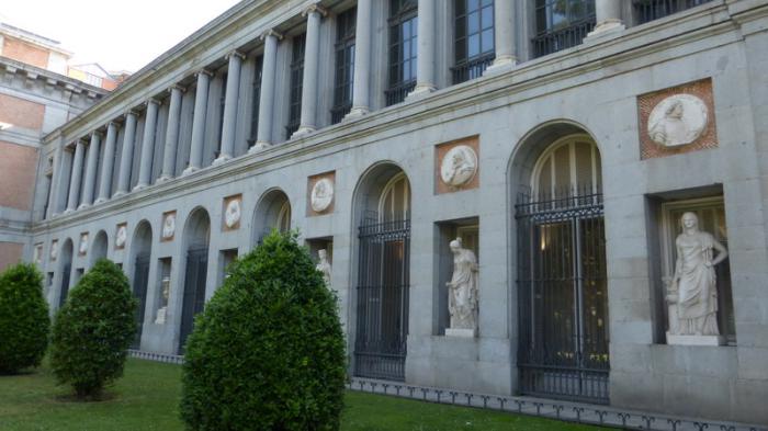 Uno de los costados del edificio original del Museo, hacia el madrileño paseo del Prado 