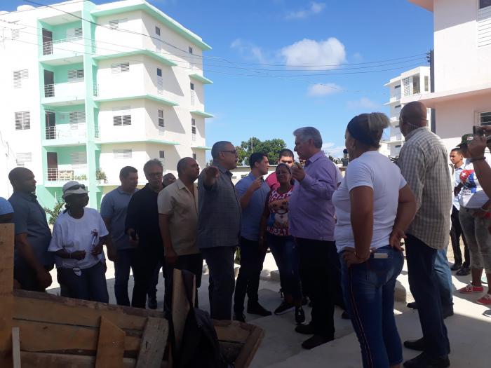 diaz-canel en entrega de viviendas 