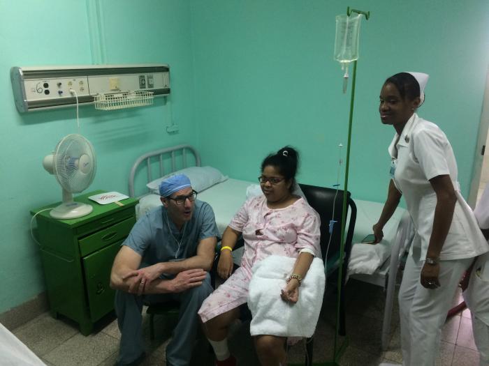 Dayré de la Caridad Pérez, de 25 años, fue intervenida de lupus eritematoso sistémico, que le dificultaba la marcha; a su lado izquierdo el doctor Kirck Reichard, expresa su felicidad por el resultado exitoso de la cirugía aplicada. foto del autor