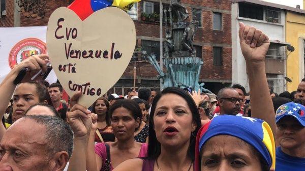 A pesar de las mentiras que venden titulares en los grandes medios de comunicación, el puebo latinoamericano defiende la verdad. Foto: Telesur 