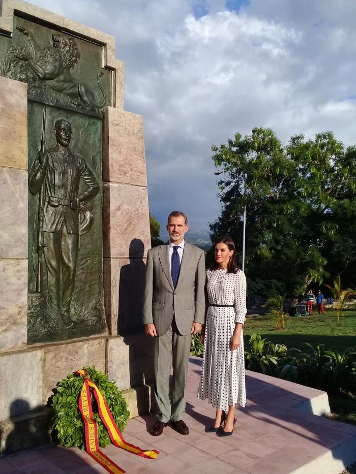Sus Majestades los Reyes dedicaron una corona de ramas de laurel en honor a los soldados españoles caídos en cumplimiento del deber